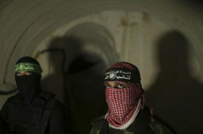 Các binh sĩ lữ đoàn Izz el-Deen al-Qassam trong căn phòng nghỉ vẫn đeo mặt nạ do sự có mặt của các phóng viên.