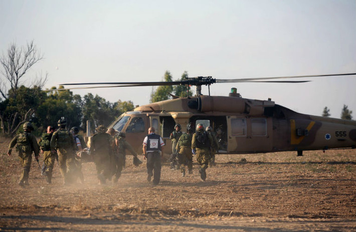Binh sĩ Israel sơ tán binh sĩ bị thương.