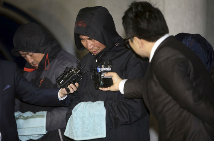 Thuyền trưởng chiếc phà Sewol, ông Lee Joon-seok cùng 2 thuyền viên khác đã bị Hàn Quốc bắt giữ đêm 18/4. Ông Lee Joon-seok nếu bị kết tội sẽ phải đối mặt với bản án 5 năm vì bất cẩn khi lái tàu và vi phạm luật hàng hải.