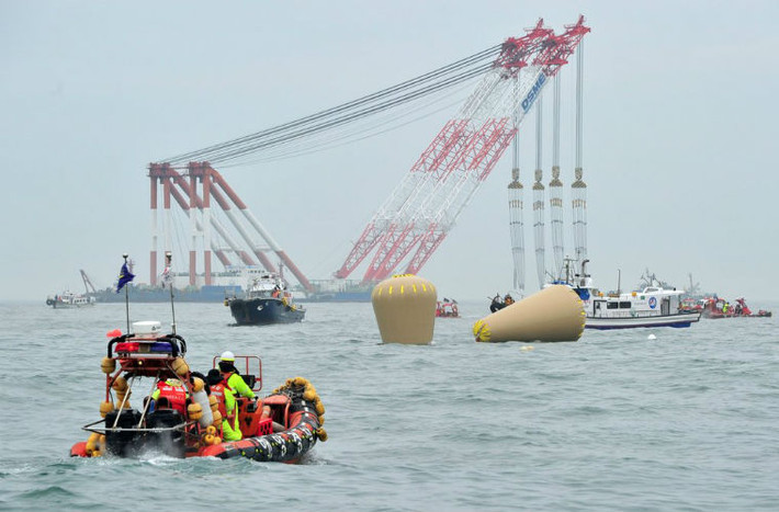 Trong buổi chiều 18/4, phà Sewol đã hoàn toàn chìm xuống nước. Đội tìm kiếm đã phải đánh dấu vị trí tàu bằng các phao nổi. 3 chiếc cần cẩu cũng được điều đến nhằm trục vớt chiếc Sewol.