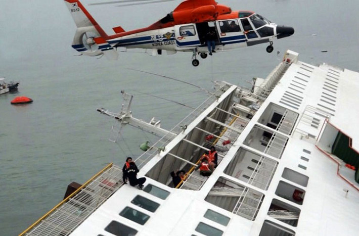 Khi gặp nạn, tàu Sewol đang chuyên chở 475 hành khách. Ảnh chụp ngày 16/4 khi một phần thân tàu còn nổi trên mặt nước.