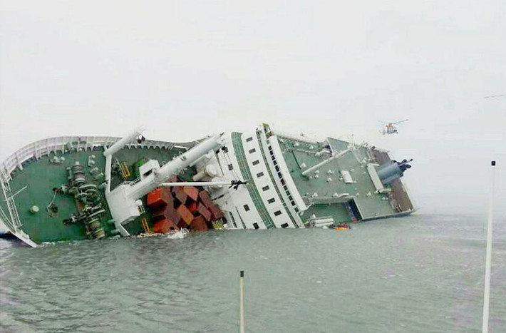 Các chuyên gia cho rằng tàu Sewol đã đâm phải đá ngầm. Thuyền trưởng và thủy thủ đoàn của tàu Sewol đang bị thẩm vấn để làm rõ nguyên nhân.