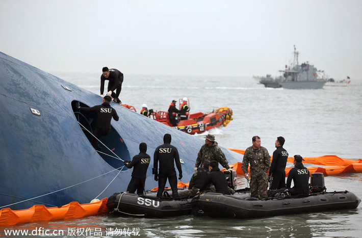 Ngày thứ 2 sau vụ chìm tàu Sewol, nhân viên các lực lượng cứu hộ của Hàn Quốc tiếp tục các nỗ lực tìm kiếm. 179 hành khách đã được cứu.