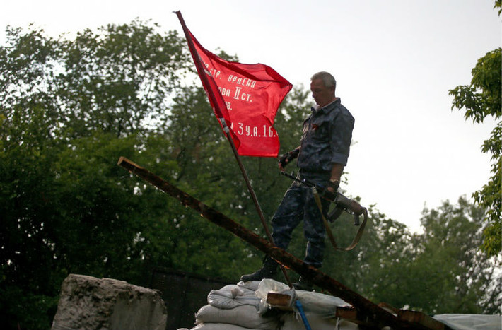 Binh sĩ lực lượng Tự vệ Lugansk bên lá cờ trên điểm kiểm soát.