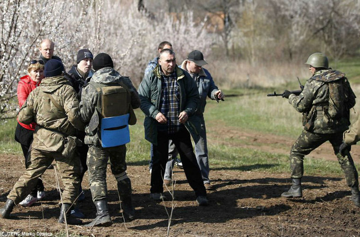Binh lính Ukraine tranh cãi với dân địa phương ở ngoại ô Kramatorsk.