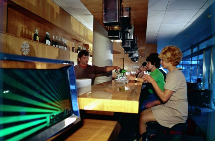 Một quán bar.