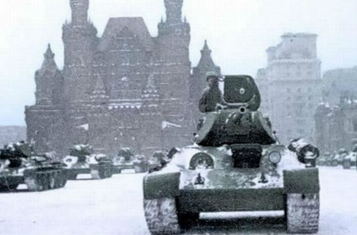 ...cùng đoàn xe tăng T-34.
