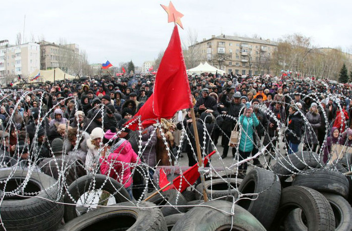 Người biểu tình tiếp tục củng cố phòng ngự ở tòa thị chính thành phố Donetsk. Theo tờ Kiev Post, gần như không có sự hiện diện của cảnh sát và các lực lượng chính phủ ở thành phố này.
