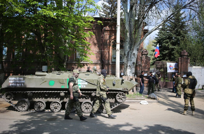 Thành viên lực lượng Tự vệ Donetsk bên ngoài tòa nhà chi nhánh của Cơ quan An ninh Ukraine ở Slavyansk.
