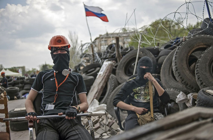 Tuy nhiên người biểu tình miền đông Ukraine từ chối vì cho rằng các nhóm biểu tình ở Kiev vẫn chiếm giữ quảng trường Maidan. Trong ảnh là những người biểu tình đang canh gác công sự ở thành phố Donetsk.
