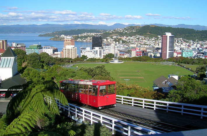 Công viên, bảo tàng và môi trường thư giãn là điểm nổi bật của Wellington, New Zealand. Dân cư đông đúc không làm ảnh hưởng đến vẻ đẹp thiên nhiên quyến rũ của thành phố này. Các phương tiện vận chuyển công cộng được sử dụng rộng rãi tại thành phố Wellington.