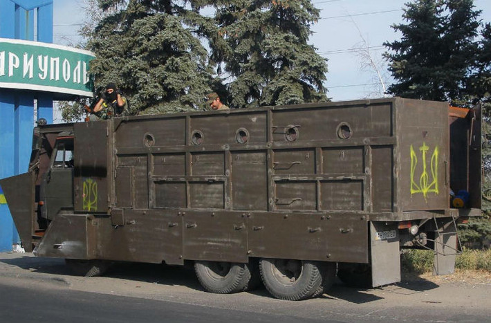Binh sĩ chính phủ Ukraine trên xe tải được bọc thép gần Mariupol.