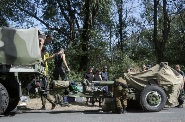 Pháo được Quân đội Ukraine vận chuyển đến ngoại ô Mariupol.