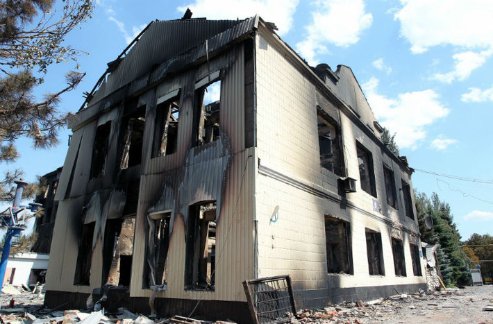 Ngoại ô thành phố Donetsk tan hoang sau các cuộc pháo kích của Ukraine.