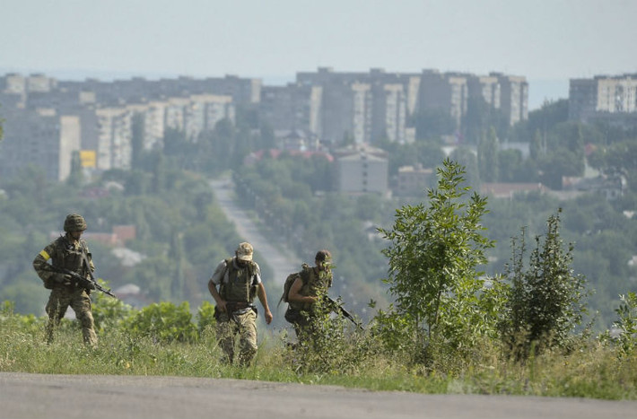 Binh sĩ Ukraine đi tuần bên ngoài thành phố Pervomaisk.