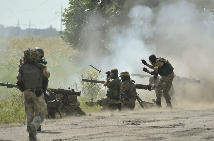 Các binh sĩ Ukraine tấn công về phía vị trí lực lương ly khai ở Lugansk.