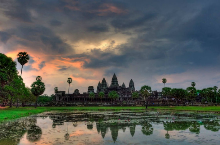 Angkor Wat là quần thể tôn giáo lớn nhất trên thế giới. Quần thể này được bắt đầu xây dựng từ thế kỷ 12.