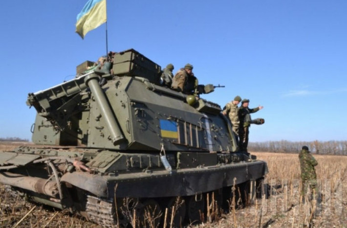 Các binh sĩ Ukraine quan sát khu vực.