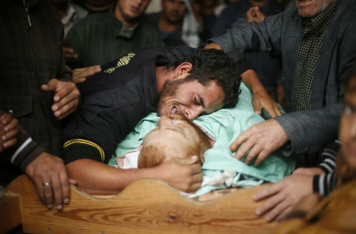 Một người Palestin đau đớn sau khi anh trai bị cảnh sát Israel giết hại.