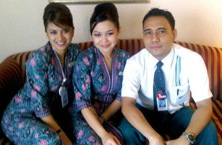 2 nữ tiếp viên Angeline Premila Rajandaran và Shazana Salleh bên cạnh nam tiếp viên Mohd Ghafar Bin Abu Bakar.