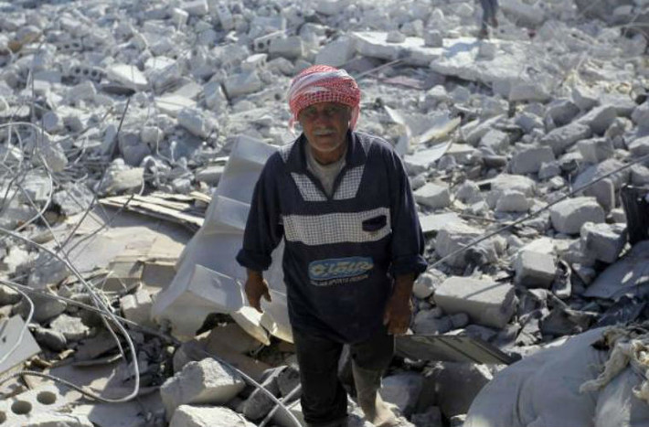 Người già Syria ở khu vực bị máy bay Mỹ không kích.