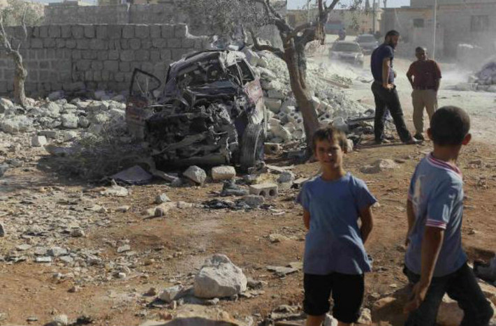 Trẻ em Syria tại một khu vực bị tên lửa Mỹ tàn phá.
