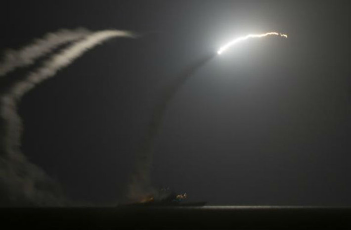 Tên lửa dẫn đường Tomahawk được bắn đi từ tàu khu trục USS Philippine Sea.