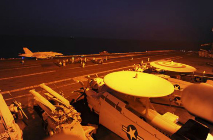 Giàn máy bay chiến đấu chuẩn bị thực hiện nhiệm tụ trên tàu sân bay USS George H.W. Bush của Mỹ.