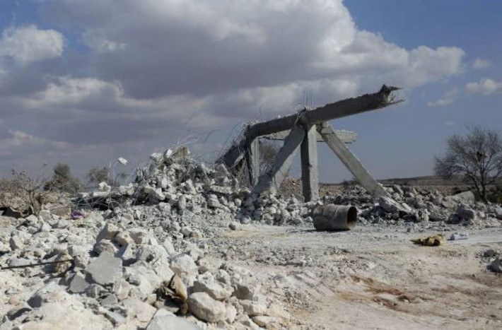 Một khu vực ở tỉnh Idlib, Syria tan hoang sau cuộc không kích của Mỹ.