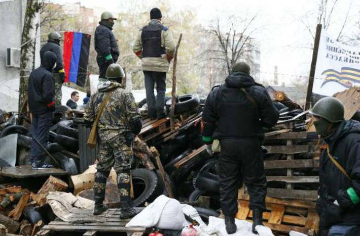 Hãng thông tấn Reuters cho biết, cả 2 bên đều có thương vong trong các cuộc đụng độ ở Sloviansk. Trong đó, phía lực lượng thân Nga đã có 1 người chết, phía lực lượng chính phủ Ukraine cũng có 1 người thiệt mạng và 5 người khác bị thương.