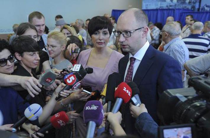Thủ tướng lâm thời Ukraine Arseny Yatseniuk đi cùng vợ Teresiya trả lời báo chí sau khi tham gia bầu cử Tổng thống Ukraine tại một điểm bỏ phiếu ở Kiev.