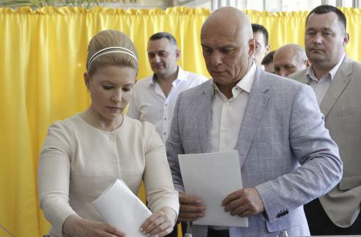 Cựu Thủ tướng Ukraine và cũng là ứng cử viên tổng thống Ukraine Yulia Tymoshenko được chồng tháp tùng đến điểm bỏ phiếu tại Dnipropetrovsk.