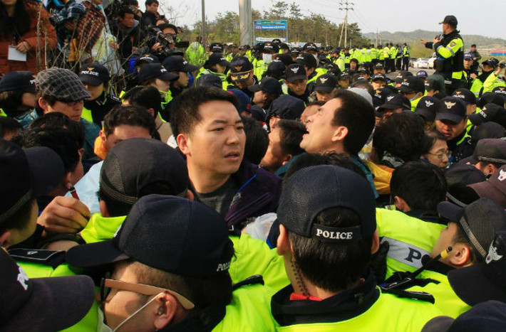 Thân nhân các nạn nhân của vụ chìm phà Sewol đấu tranh với cảnh sát trên đảo Jindo khi họ định tuần hành đến trước Phủ Tổng thống Hàn Quốc ngày 20/4 để phản đối chiến dịch tìm kiếm chậm chạp.