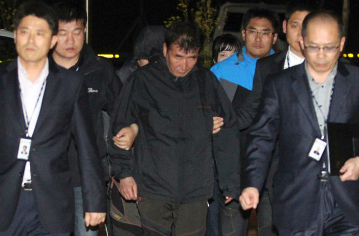 Thuyền trưởng Lee Joon-seok của phà Sewol bị bắt ngày 18/4. Ông Lee Joon-seok sẽ phải đối mặt với 2 tội danh: vi phạm luật hàng hải và bất cẩn trong khi lái phà Sewol. Nếu bị kết tội, ông Lee Joon-seok sẽ phải đối mặt với án tù 5 năm.