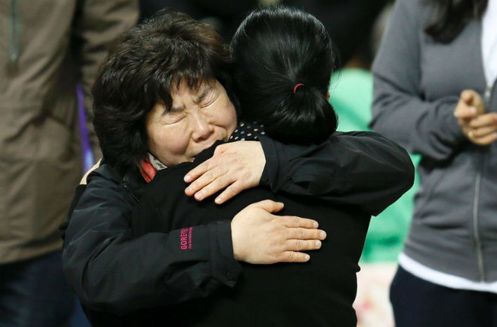 Người thân các hành khách trên phà Sewol chia sẻ nỗi đau.