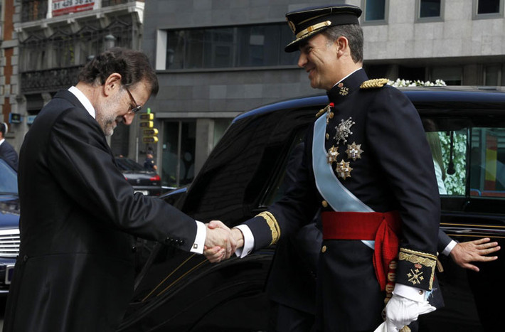 Thủ tướng Tây Ban Nha Mariano Rajoy chào đón vị vua mới Felipe VI.