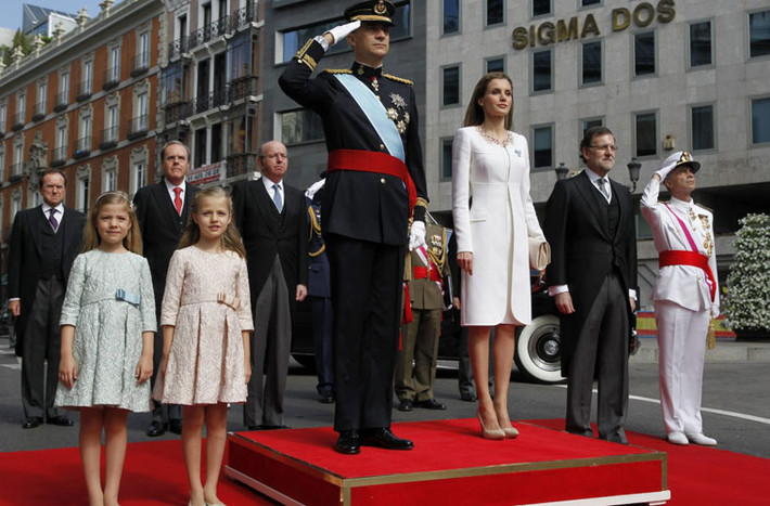 Vua Felipe VI cùng gia đình chào cờ.