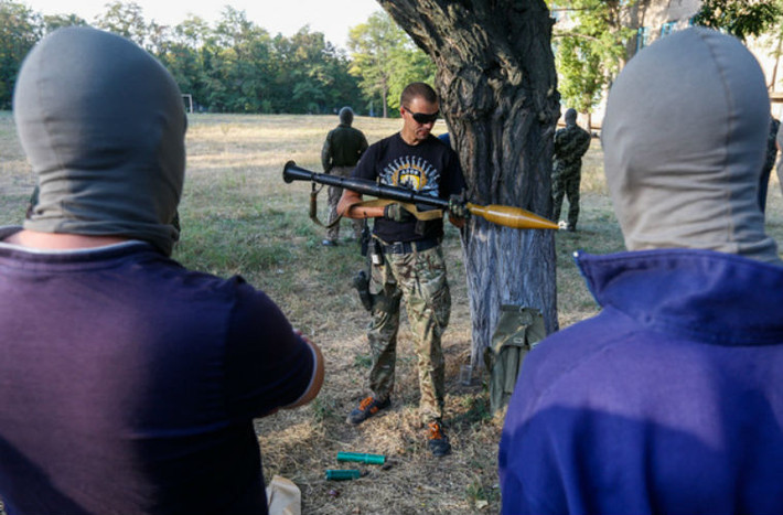 Binh sĩ Ukraine hướng dẫn người tình nguyện sử dụng súng chống tăng RPG-7.