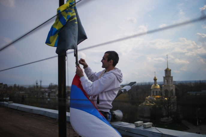 Cờ Nga được treo trên tòa thị chính thay cờ Ukraine.
