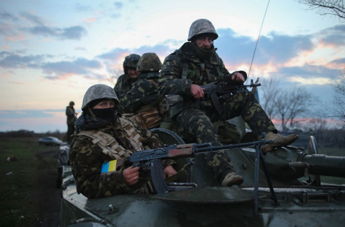 Xe bọc thép của Quân đội Ukraine đóng quân bên ngoài thành phố Sloviansk.