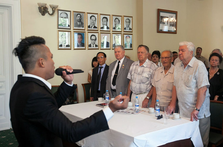 Những cựu binh Liên Xô đứng dậy khi nghe bài hát "The Officers".