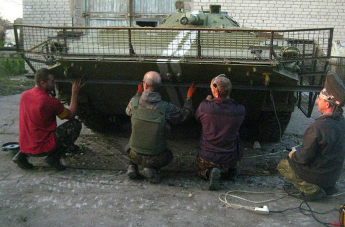 Hiện đã có hàng chục xe bọc thép của Quân đội Ukraine được trang bị giáp.