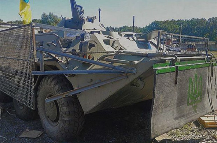 Cận cảnh xe bọc thép chở quân của Quân đội Ukraine với lớp giáp hoàn chỉnh.