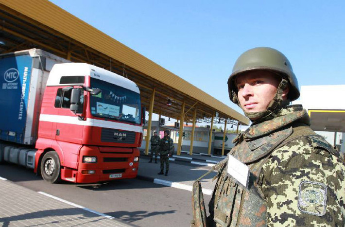 Lính biên phòng Ukraine tại cửa khẩu đòn đoàn xe Đức.