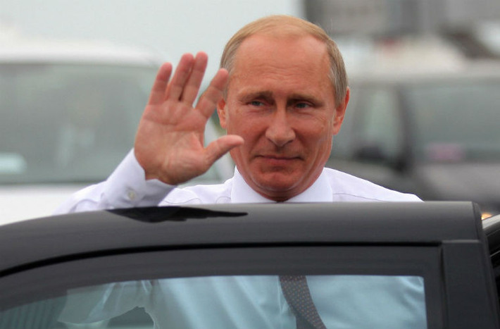 Ông Putin chào phóng viên trước khi lên xe.