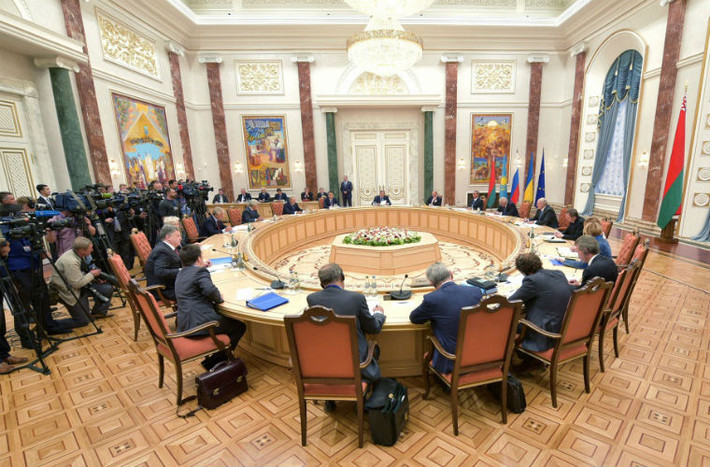 Đại diện các nước Belarus, Kazakhstan, và Russia cùng với Phó Chủ tịch EC họp bàn.