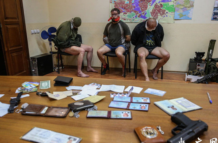 Theo những giấy tờ, lực lượng Tự vệ Donetsk thu được trên người 3 nhân viên này, họ thuộc đội đặc nhiệm Alpha của chính quyền Kiev.