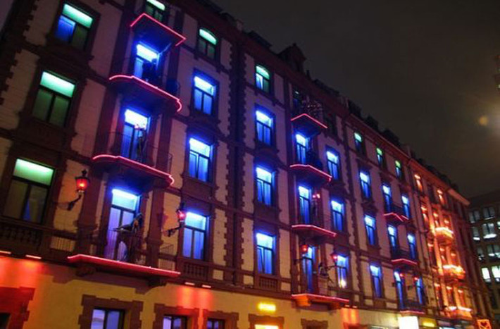 Phố đèn đỏ của Thủ đô tài chính châu Âu Frankfurt (Đức) được quy hoạch rất gọn gàng và ngăn nắp trong các tòa nhà kiểu căn hộ.