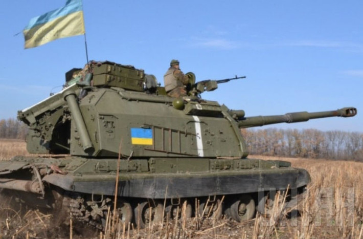 Binh sĩ Ukraine trong tình trạng trực chiến, bảo vệ pháo tự hành.