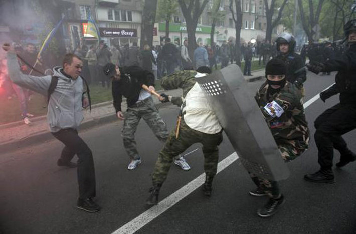 Cảnh sát Donetsk không thể ngăn cản hiệu quả cuộc xô xát giữa 2 bên.